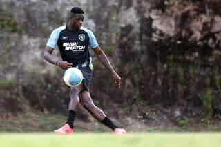 Luiz Henrique bate na bola em treino no Alvinegro carioca (Foto: Vítor Silva/Botafogo)