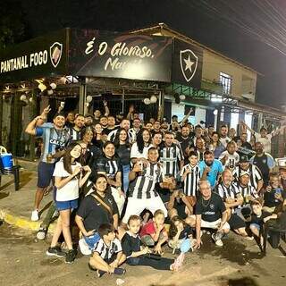 Grupo de botafoguenses em frente a sede no Jardim Imá (Foto: Divulgação) 