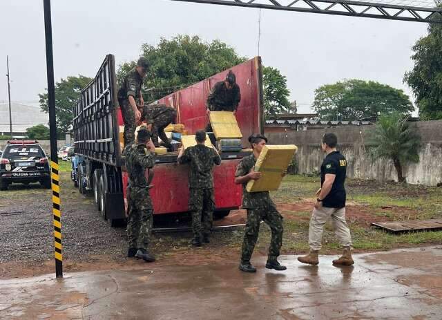 Abordado em rodovia na fronteira, caminh&atilde;o levava tr&ecirc;s toneladas de maconha