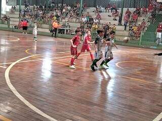 Jogadores disputam a posse da bola no ginásio do Clube União dos Sargentos, em Campo Grande. (Foto: Reprodução/Copa Pelezinho)