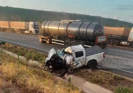 Morador de MS morre ao bater de frente caminhonete com carreta em MT