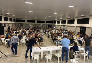 Servidores durante audiência, híbrida, realizada em Campo Grande, na noite de ontem (17). (Foto: Reprodução/Sinpol)