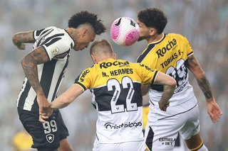 Jogadores disputam a posse da bola com a cabeça, no gramado do Maracanã. (Foto: Vítor Silva/Botafogo)