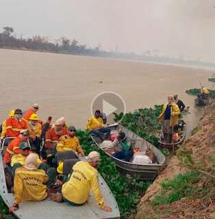 Aceiros e brigadistas protegem comunidades do fogo enquanto chuva não chega