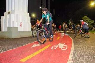 Ciclistas reunidos para o passeio de celebração ao Dia Mundial Sem Carro no Centro de Campo Grande (Foto: Arquivo Campo Grande News/Juliano Almeida)