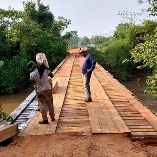 Equipe trabalhando na reforma da ponte no km 190, BR-267 (Foto: Direto das Ruas)