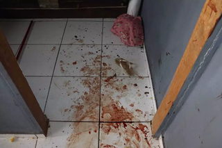 Manchas de sangue no corredor da casa onde vítimas foram esfaqueadas. (Foto: Osmar Veiga)