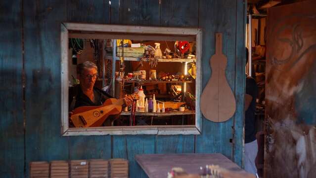 Cururueiro querido mostra em filme causos da sua vida e a viola de cocho