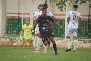 Billy acertou um belo voleio para marcar o primeiro gol da vitória do Sete em Caarapó. (Foto: Rodrigo Moreira/FFMS)