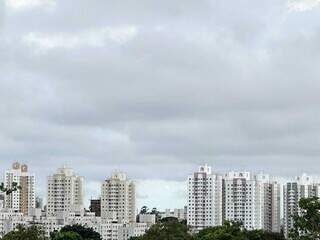 Céu de Campo Grande amanhece nublado neste sábado (Foto: Marcos Maluf)