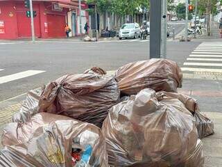 Sacos de lixo deixados na calçada pela equipe de limpeza. (Foto: Marcos Maluf)