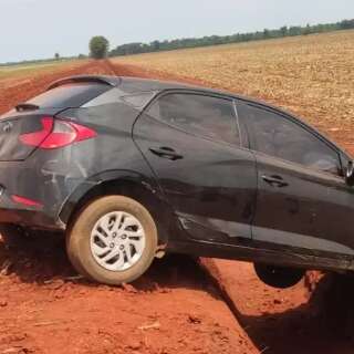 Carro roubado no Acre é encontrado caído em valeta às margens de rodovia