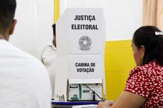 Eleitores voltam às urnas no dia 27 para escolher prefeita de Campo Grande. (Foto: Henrique Kawaminami)