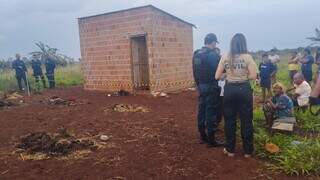 Policiais conversam com vizinhos em local onde idosa foi morta (Foto: Leandro Holsbach)