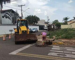 Equipes da Prefeitura de Campo Grande realizam limpeza, manutenção e reparo de bocas de lobo (Foto: Reprodução)