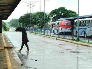 Chuva leve registrada no Terminal Aero Rancho, sul da Capital (Foto: Simão Nogueira)