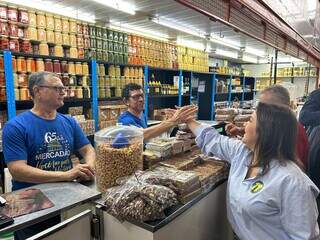 Prefeita e candidata a reeleição, Adriane Lopes fez campanha no Marcadão de Campo Grande neste sábado (Foto: Fernanda Palheta)