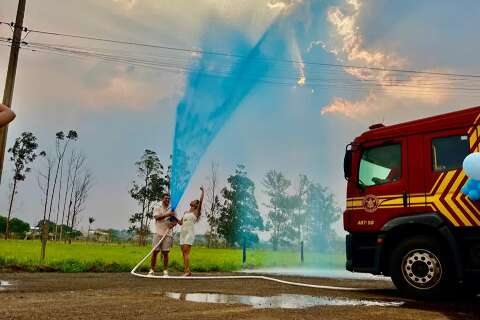 Sem fumaça colorida, chá revelação foi com caminhão dos bombeiros