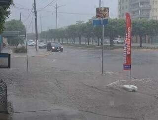 Chuva em São Gabriel do Oeste neste sábado. (Foto: Reprodução/Se Liga, São Gabriel)