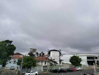 Tempo nublado em Corumbá anuncia mais chuva neste sábado. (Foto: Direto das Ruas)