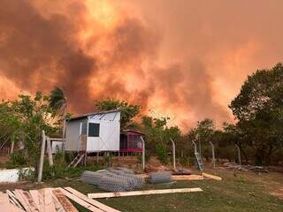 Incêndio se aproximou de casas na comunidade Barra do São Lourenço. (Foto: Divulgação/Bombeiros)