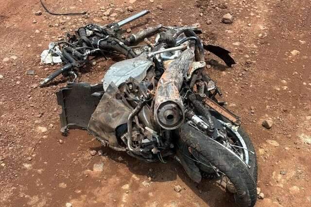 Mulher morre e tem moto destru&iacute;da em acidente com carreta na BR-060 