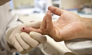 Paciente realiza teste rápido para diagnóstico da hepatite com uma gota de sangue. (Foto: Arquivo/Agência Brasil)