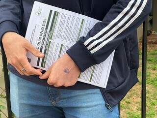 Estudantes deixa a Escola Hercules Maymone com o caderno de questões, em Campo Grande. (Foto: Marcos Maluf)