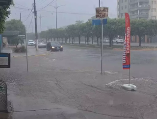 Chuva inundou rua de São Gabriel do Oeste no sábado (Foto: Reprodução/Se Liga, São Gabriel do Oeste)