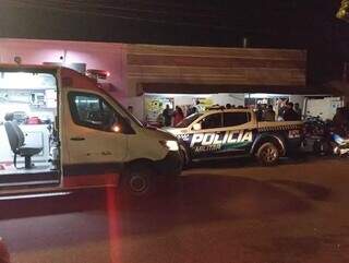 Ambulância e PM em local onde rapaz foi baleado no dia 5 de setembro. (Foto: Enryck Sena)