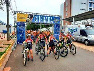 Ciclistas a postos em horário próximo à largada, em frente ao TRT/MS (Foto: Caroline Maldonado)