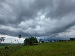 Distrito de Rochedinho, a cerca de 30 km da Capital, teve chuva neste domingo; tempo segue fechado (Foto: Divulgação/Jairton Costa)