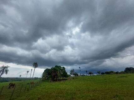 Tempo deve seguir fechado nesta semana, após chuva de até 60 mm chegar a MS