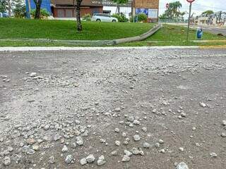 Requíscios do acidente durante a madrugada. (Foto: Marcos Maluf)