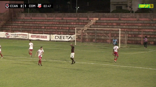 Jogadores disputam a posse da bola no Ninho da Águia, em Rio Brilhante. (Foto: Reprodução/FairPlay TV)