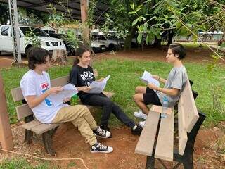 Os irmãos Gabriel e Rafael (à esq.) e o amigo Luan (à dir.) conversando sobre a prova (Foto: Cassia Modena)