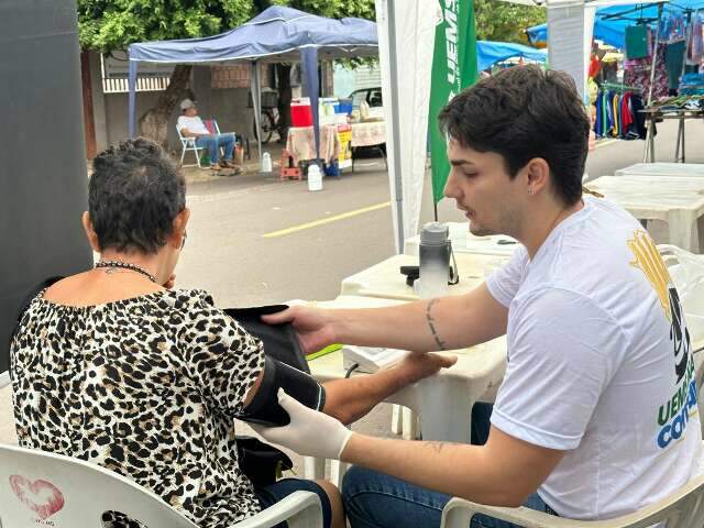 Em dia de feira no Guanandi, idosos recebem a&ccedil;&otilde;es de cuidado gratuitas