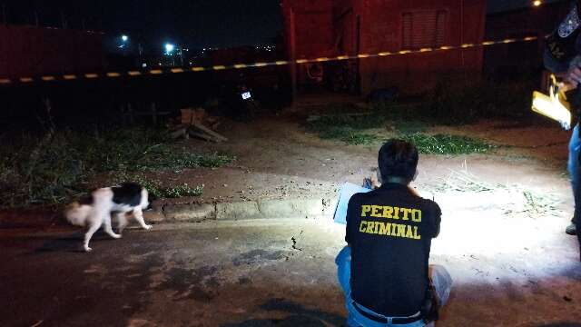 Rapaz &eacute; morto com cinco tiros em frente de casa