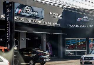 Fachada da Champions Pneus na avenida Eduardo Elias Zahran. (Foto: Henrique Kawaminami/Arquivo)