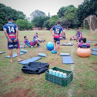 Jogadores do Comercial relaxam após treino (Foto: Divulgação)