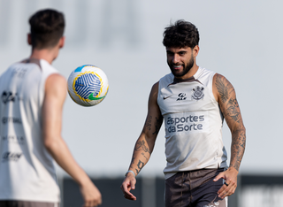 Atacante Yuri Alberto, à direita, observa a bola em treino (Foto: Rodrigo Coca/Agência Corinthians)