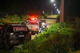 Policiais do Batalhão de Choque cercam área de confronto. (Foto: Enryck Sena)