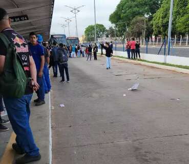  Passageiros fecham pista contra ônibus lotados 