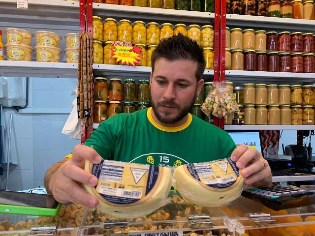 Com estiagem prolongada, pre&ccedil;o do queijo sobe e nem &quot;promo&ccedil;&otilde;es&quot; atraem clientes 