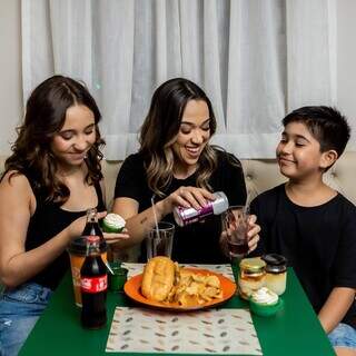 Michelle (centro) ao lado dos filhos, Maria Eduarda e Arthur, que também ajudaram na criação do menu de família.