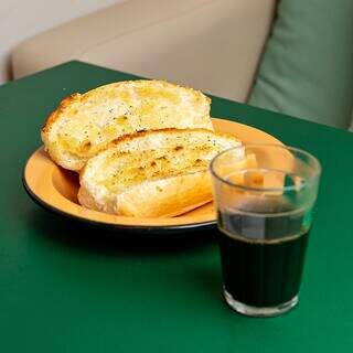 Até o simples pãozinho na chapa e o cafezinho pela manhã são surpreendentes. (Foto: Arquivo Pessoal)