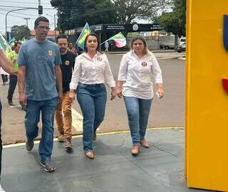 Camila Nascimento caminhando ao lado da prefeita Adriane Lopes em agenda no Coophavilla 2 (Foto: Fernanda Palheta)