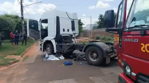 Ao sair da escola, adolescente morre atropelada por caminhão