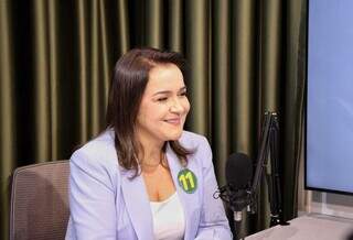 Adriane Lopes durante entrevista ao podcast Na Íntegra, do Campo Grande News (Foto: Osmar Veiga)