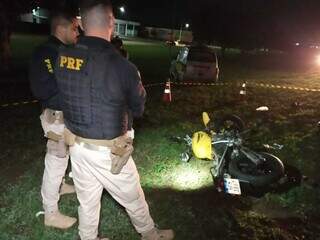 Policiais e moto da vítima completamente destruída. (Foto: Sidney Assis, de São Gabriel do Oeste)